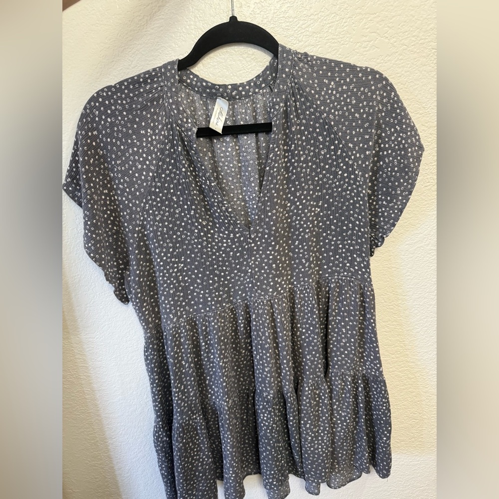Mahina top Gray and White Blouse